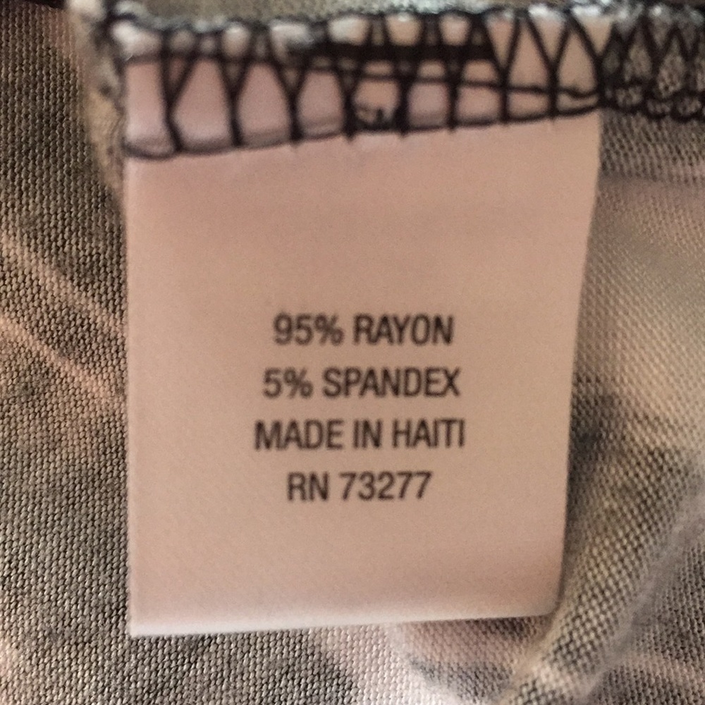 Apt 9 Modern V-Neck Essentials - Medium - Picture 4 of 6